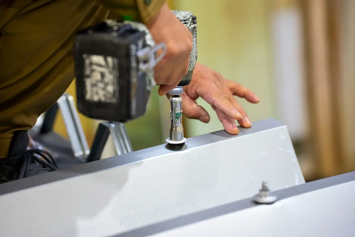 金属板を加工する職人の作業