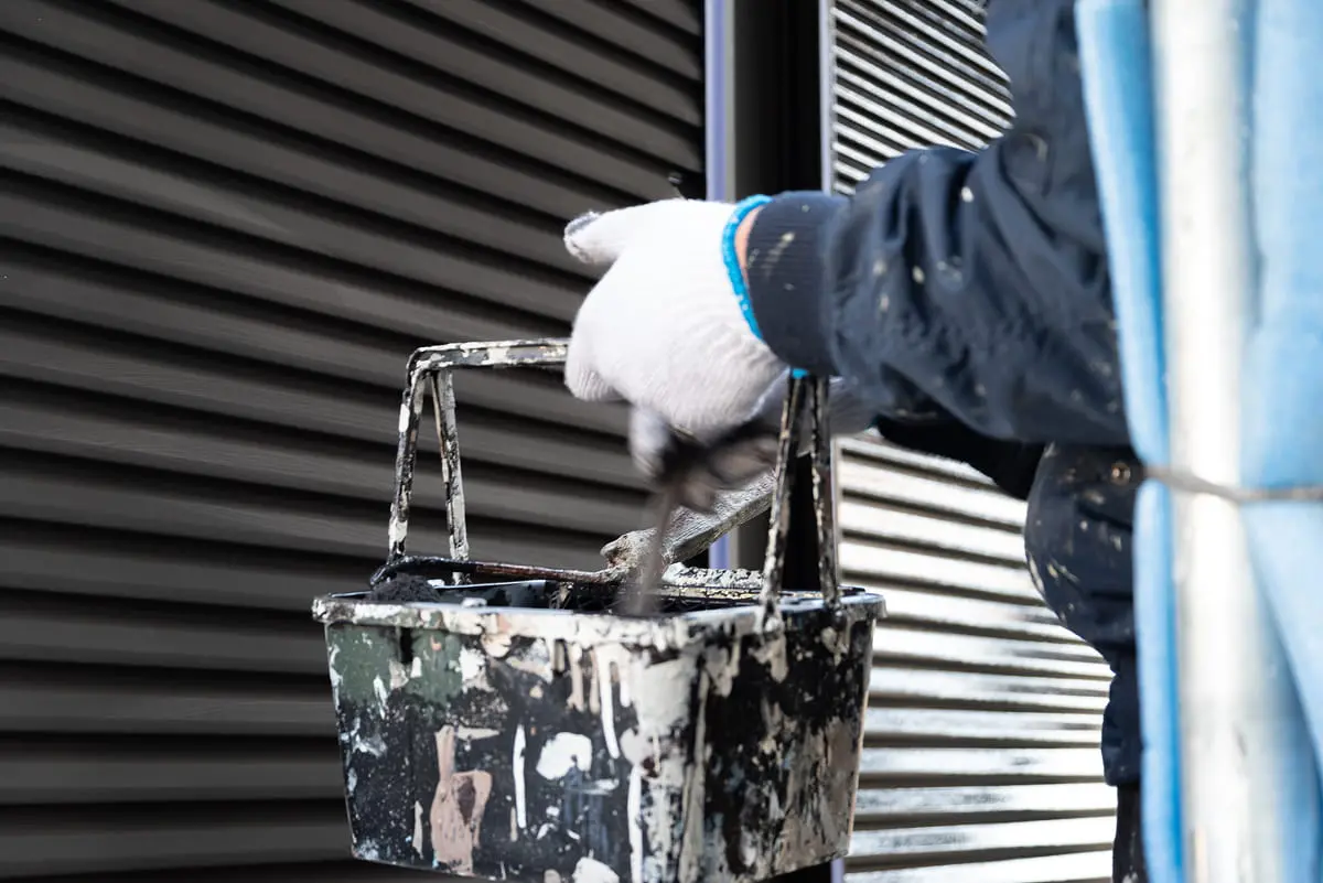 建物に塗装を施す職人の作業