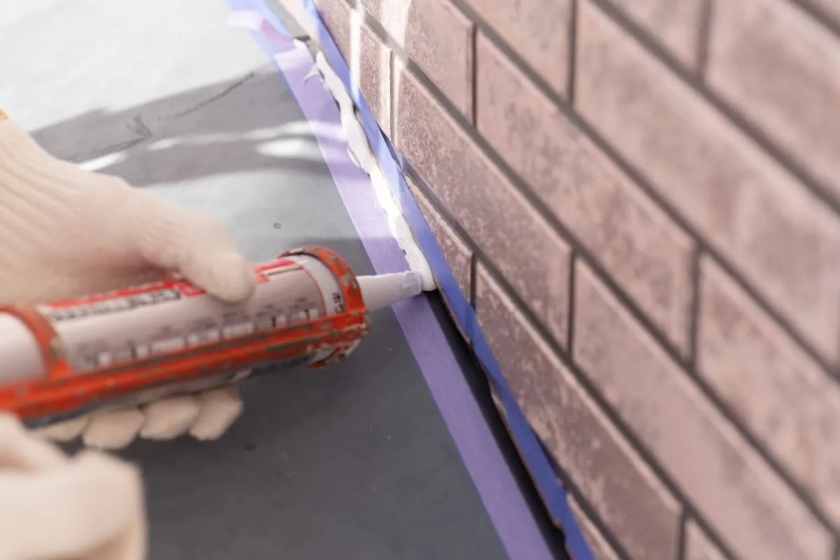 防水材を施工する職人の手元