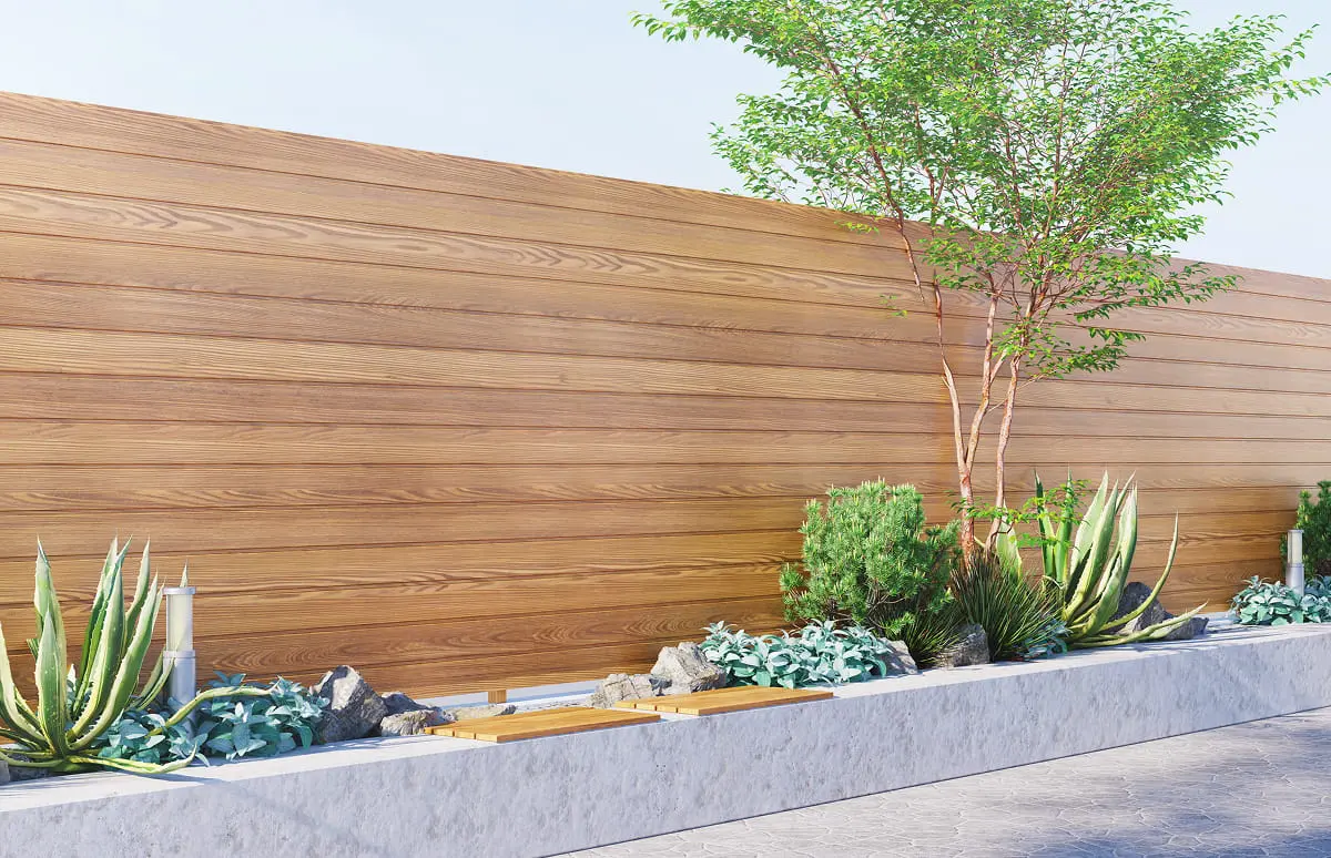 外構工事でレンガを敷く職人の作業