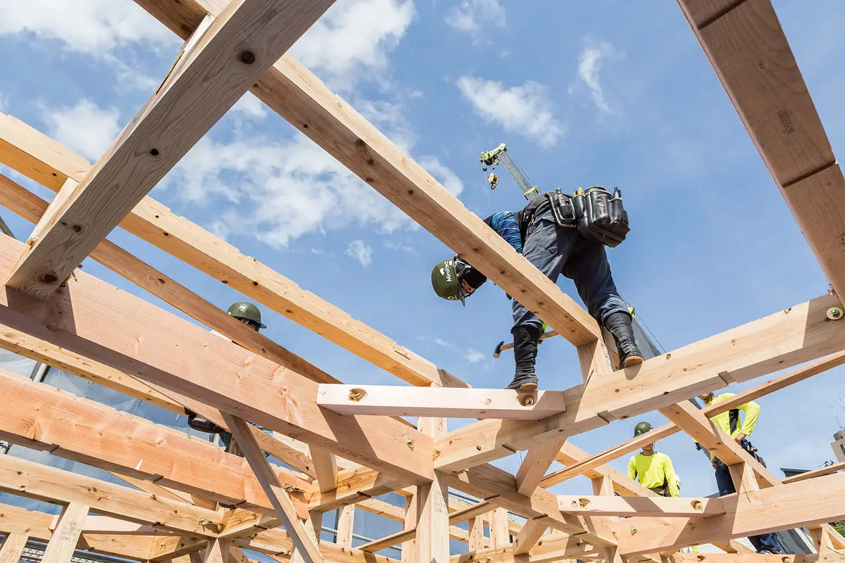 木造建築の骨組みを組み立てる大工職人の作業