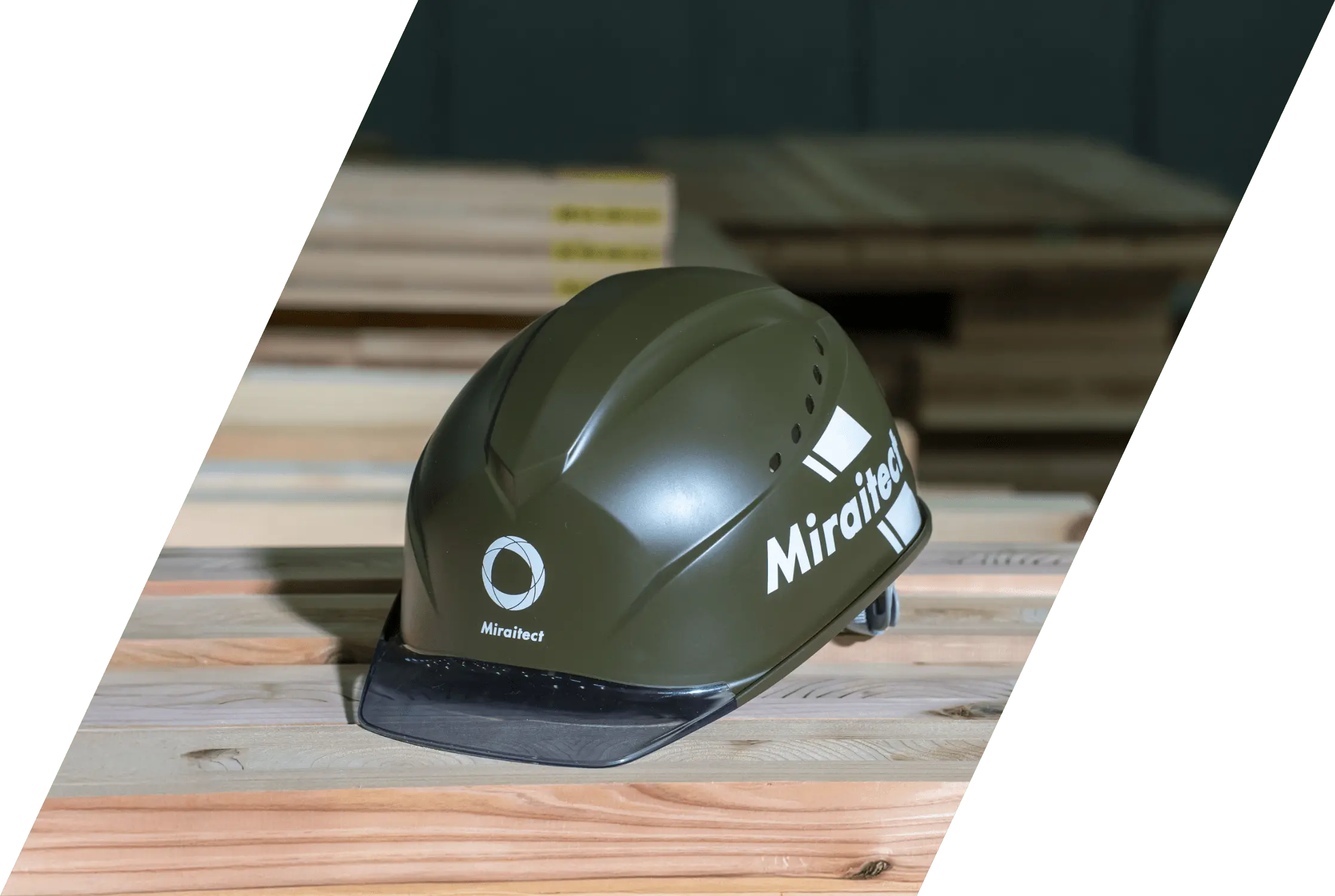 建築現場に置かれた白い安全ヘルメット